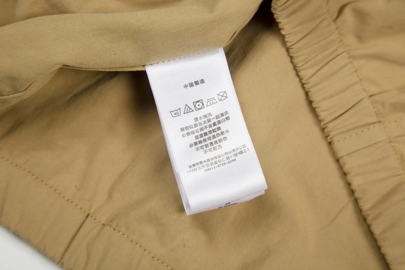 P290 White background picture [Popular item] Style number: 25109# (on sale all year round) Color: khaki/navy blue Size: S to XL - Ralph Lauren/Ralph Lauren Solid color logo embroidered cotton soft shell fabric hooded assault jacket - the face is the same as the original 32 high count plain weave super soft carbon grinding ✅ - Brand POLO three zippers Customized back collar webbing Dark and light two-color oil edge leather strips ✅ - Ralph Lauren/Ralph Lauren's classic men's and women's bomber zipper hooded jacket. It has an elegant and fashionable style with any wear. It has a retro and relaxed feel. The hood and zipper elements add to the casual casualness. The paper man effect on the upper body can be perfectly controlled whether it is sports style or casual style ✅